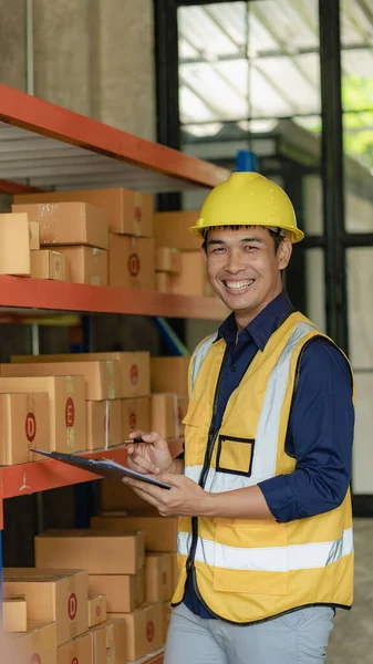 Homem Asiático Gerenciando Armazém Trabalhador Homem Segurando Tablet Armazém Distribuição — Fotografia de Stock