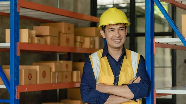 Asiático Hombre Gestión Almacén Trabajador Hombre Celebración Tableta Almacén Logística — Foto de Stock
