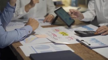 Asyalı iş ekibiyle tanışın, tartışın, beyin fırtınası yapın ve muhasebe konferans odasında dizüstü bilgisayarlarda ve tabletlerde aylık pazarlama raporlarını tartışın. 4K UHD Fazla Mesai Kavramı