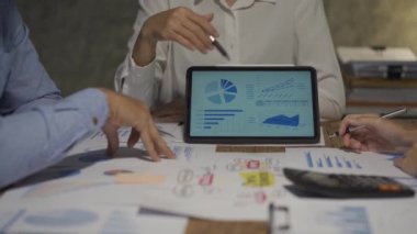 Asyalı iş ekibiyle tanışın, tartışın, beyin fırtınası yapın ve muhasebe konferans odasında dizüstü bilgisayarlarda ve tabletlerde aylık pazarlama raporlarını tartışın. 4K UHD Fazla Mesai Kavramı