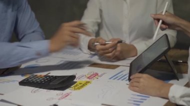 Asyalı iş ekibiyle tanışın, tartışın, beyin fırtınası yapın ve muhasebe konferans odasında dizüstü bilgisayarlarda ve tabletlerde aylık pazarlama raporlarını tartışın. 4K UHD Fazla Mesai Kavramı