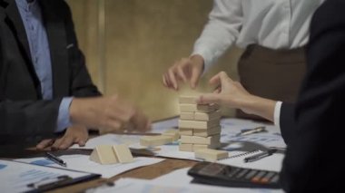 Asyalı iş ekibiyle tanışın, tartışın, beyin fırtınası yapın ve muhasebe konferans odasında dizüstü bilgisayarlarda ve tabletlerde aylık pazarlama raporlarını tartışın. 4K UHD Fazla Mesai Kavramı