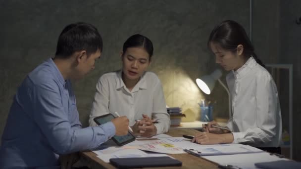 Treffen Sie Das Asiatische Business Team Diskutieren Brainstorming Und Diskutieren — Stockvideo