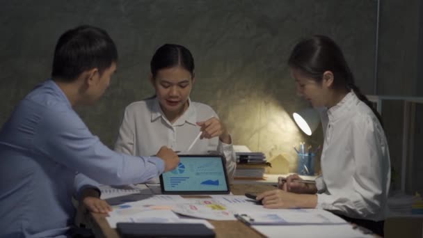 Rencontrez Équipe Affaires Asiatique Discutez Réfléchissez Discutez Des Rapports Marketing — Video