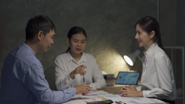 Conozca Equipo Negocios Asiático Discuta Haga Una Lluvia Ideas Discuta — Vídeo de stock