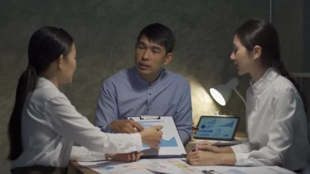 Treffen Sie Das Asiatische Business Team Diskutieren Brainstorming Und Diskutieren — Stockvideo
