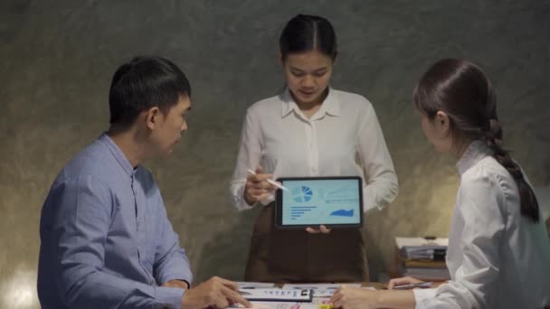 在会计会议室与亚洲商业团队会面 头脑风暴并讨论关于笔记本电脑和平板电脑的月度营销报告 Uhd加班费概念 — 图库视频影像