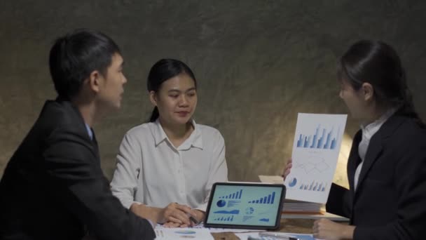 Treffen Sie Das Asiatische Business Team Diskutieren Brainstorming Und Diskutieren — Stockvideo