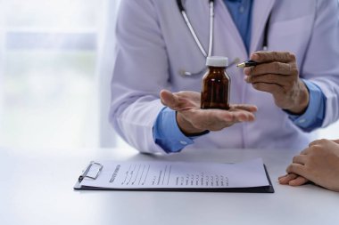 Klinikteki doktorlar ve hastalar hastane ofisindeki kadın hastalara sağlık hizmetleri ve ilaç tavsiyeleri hakkında konuşuyorlar..