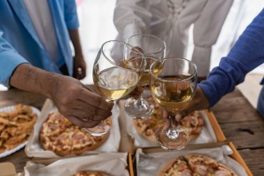 Bir tepside pizza ve şarapla kutlama, bir başlangıç partisi. Yılbaşı Partisi Şirketi 'nin yıllık alkollü içecekler şirketinin parti fikirleri