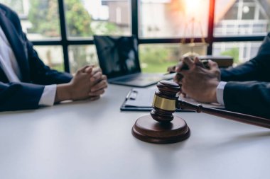 İş adamları ve erkek avukatlar ya da müşterilerle takım toplantıları yapan hakimler. Yanındaki çekiç ve pullarla adaletsizliğin hukuki hizmeti..