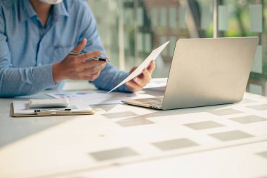 İş planlaması Ofis dizüstü bilgisayarlarındaki yatırımları ve pazarları grafiklerle analiz et.