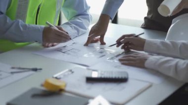 Mühendisler ve mimarlar inşaat işlerini masaya yerleştirmek için bir araya geldiler..