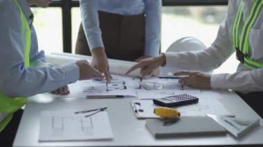 Mühendisler ve mimarlar inşaat işlerini masaya yerleştirmek için bir araya geldiler..