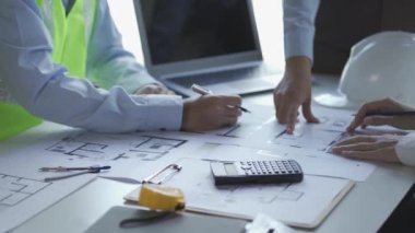 Mühendisler ve mimarlar inşaat işlerini masaya yerleştirmek için bir araya geldiler..