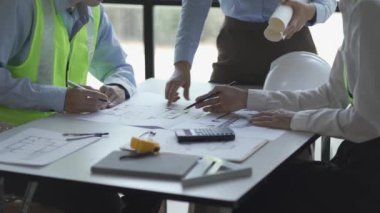 Mühendisler ve mimarlar inşaat işlerini masaya yerleştirmek için bir araya geldiler..