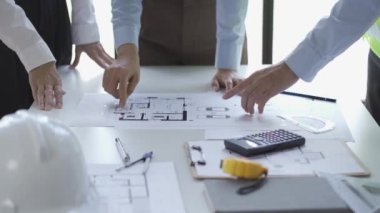 Mühendisler ve mimarlar inşaat işlerini masaya yerleştirmek için bir araya geldiler..