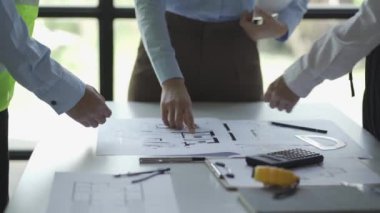 Mühendisler ve mimarlar inşaat işlerini masaya yerleştirmek için bir araya geldiler..