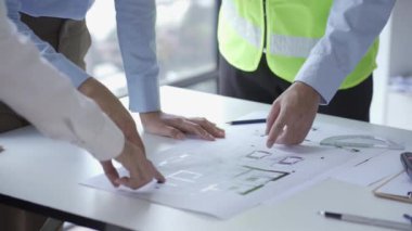 Mühendisler ve mimarlar inşaat işlerini masaya yerleştirmek için bir araya geldiler..