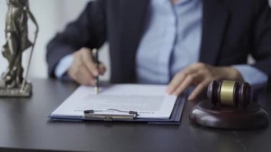 Avukatlık bürosu bir müteahhit kiraladı. Anlaşmayı mühürle. Yozlaşmayla el ele. Hukuk danışmanı konsepti. 4k UHD