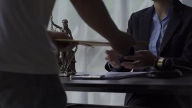 Avukatlık bürosu bir müteahhit kiraladı. Anlaşmayı mühürle. Yozlaşmayla el ele. Hukuk danışmanı konsepti. 4k UHD
