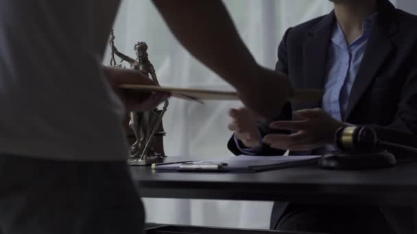 Ügyvédi Iroda Bérelt Egy Vállalkozó Pecsét Megállapodást Kéz Kézben Korrupcióval — Stock videók