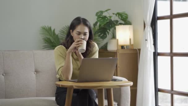 Femeie Asiatică Fericită Relaxează Acasă Folosind Laptopul Dragoste Cumpărături Lucru — Videoclip de stoc