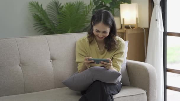 Asijské Žena Hrát Smartphone Pohovce Krásná Žena Hrát Mobilní Hry — Stock video