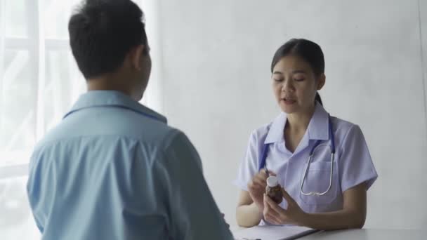 Kobieta Lekarz Daje Porady Dla Pacjenta Płci Męskiej Siedzi Przed — Wideo stockowe