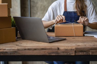 Operatörler paketleri hazırlamak için kutuları almaya ve online siparişleri kontrol etmeye çalışırlar. Müşterilere sat. KME iş konsepti çevrimiçi e-ticaret