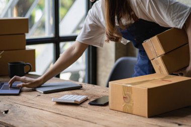 Operatörler paketleri hazırlamak için kutuları almaya ve online siparişleri kontrol etmeye çalışırlar. Müşterilere sat. KME iş konsepti çevrimiçi e-ticaret