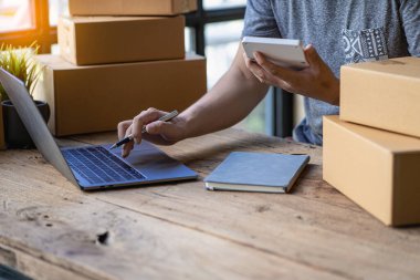 Operatörler paketleri hazırlamak için kutuları almaya ve online siparişleri kontrol etmeye çalışırlar. Müşterilere sat. KME iş konsepti çevrimiçi e-ticaret