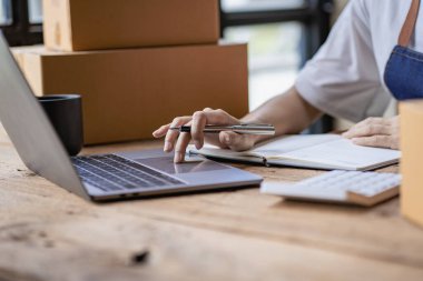 Operatörler paketleri hazırlamak için kutuları almaya ve online siparişleri kontrol etmeye çalışırlar. Müşterilere sat. KME iş konsepti çevrimiçi e-ticaret