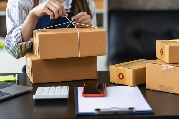Operatörler paketleri hazırlamak için kutuları almaya ve online siparişleri kontrol etmeye çalışırlar. Müşterilere sat. KME iş konsepti çevrimiçi e-ticaret