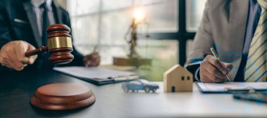 Gavel Law, Yargıç. Adaleti temsil ediyor. Gayrimenkul müzayedesinde yatırım yapmaya değer kararlar almanıza yardımcı olacak uzmanlar var. Çekiçli ev haciz, satış, açık artırma, iş, alım