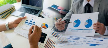 Finans ekonomisi konsepti bankacılık sektörü ve borsa araştırmaları, bir muhasebeci, işadamı veya finans uzmanı kurumsal ofislerdeki iş raporlarını ve finansal grafikleri analiz eder.