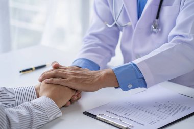 Doktorlar ve hastalar oturup hastalarla ilaçlar hakkında konuşurlar. Hastanenin penceresinin yanındaki masada. Danışmanlık ve tavsiye konsepti.