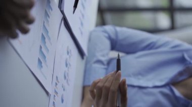 İki işadamı dizüstü bilgisayarlar üzerinde çalışıyor borsa haritaları ve teknik analizler üzerinde çalışıyorlar. Yatırım eğitimi ve ekonomik ve mali göstergelerin analizi 4k 