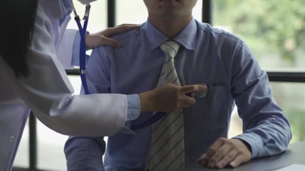 Médecin Examine Patient Masculin Bureau Aide Stéthoscope Pour Examiner Cœur — Video