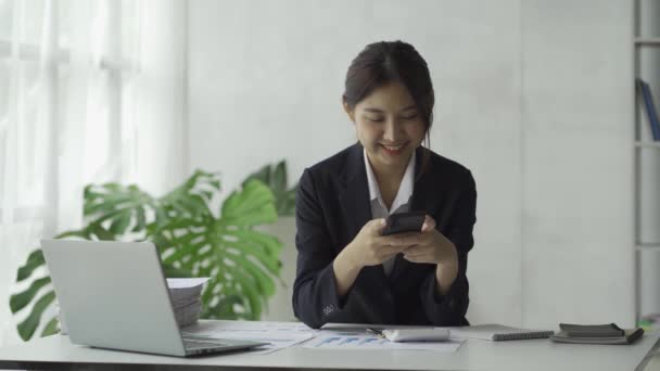 Азійська Жінка Бухгалтер Працює Над Фінансовим Аналізом Чартів Ноутбуком Смартфоном — стокове відео