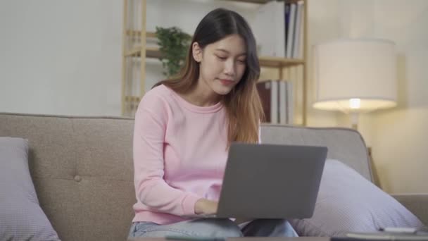 Mídias Sociais Mulheres Online Asiáticas Jogando Laptop Sofá Casa Internet — Vídeo de Stock