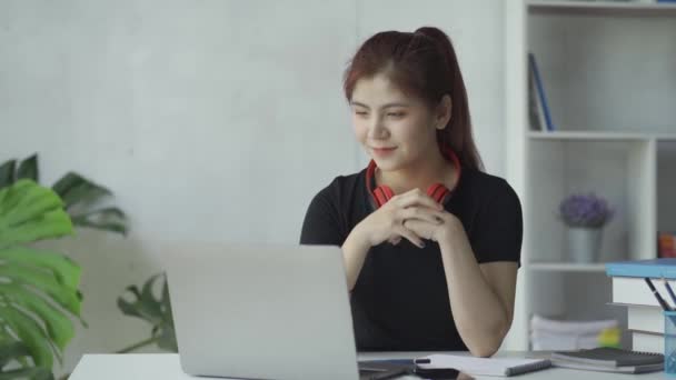 Концепция Образования Электронное Обучение Азиатский Студент Рыжеволосой Черной Рубашке Глядя — стоковое видео