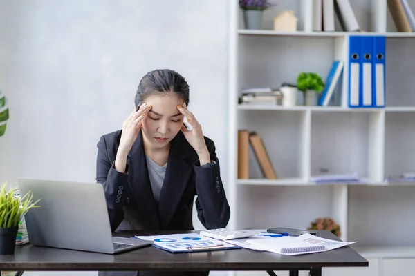Empresária Asiática Estressada Com Conceito Dor Cabeça Trabalho Contábil Frente — Fotografia de Stock
