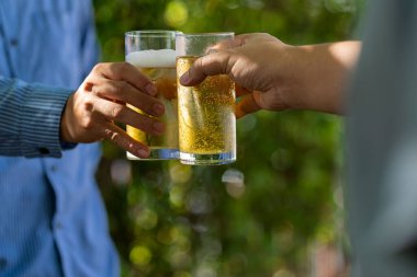 Barbekü partisi yaz yemeği ızgara et Mutlu arkadaşlar ızgara et, barbekü partisi ve bira kutlaması konsepti eğleniyor