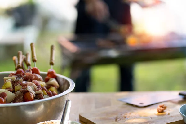 Churrasco Festa Comida Verão Carne Grelhada Amigos Felizes Estão Divertindo — Fotografia de Stock