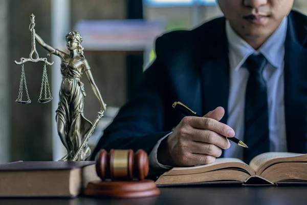 Conceito Justiça Direito Asiático Juiz Masculino Tribunal Mesa Conselheiro Meia — Fotografia de Stock