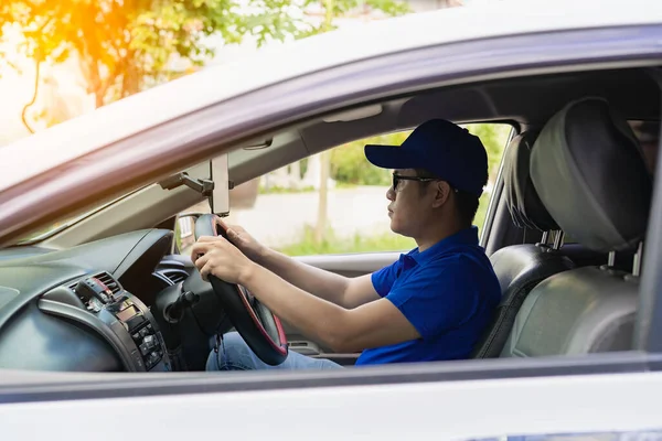 Mavi Gömlekli Şapkalı Gözlüklü Araba Kullanan Asyalı Bir Erkek Sürücü — Stok fotoğraf