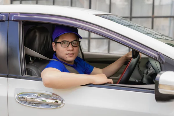 Mavi Gömlekli Şapkalı Gözlüklü Araba Kullanan Asyalı Bir Erkek Sürücü — Stok fotoğraf