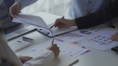 Yeni nesil iş adamlarıyla tanışma ofiste, kadınlar ve erkekler. Finansal belgelerle takım halinde çalışan ofis çalışanları ve 4K toplantı masasında yeni bir proje planlıyorlar.