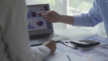 Yeni nesil iş adamlarıyla tanışma ofiste, kadınlar ve erkekler. Finansal belgelerle takım halinde çalışan ofis çalışanları ve 4K toplantı masasında yeni bir proje planlıyorlar.